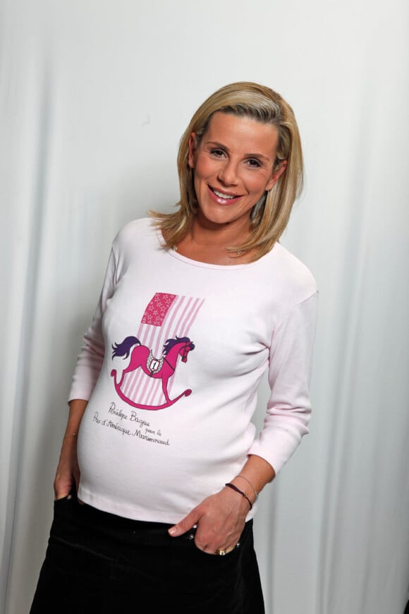 Laurence Ferrari s'engage pour l'association Laurette Fugain aux côtés du Prix d'Amérique Marionnaud 2011. A l'époque du shooting, elle était enceinte de son troisième enfant.