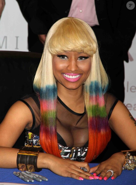 Nicki Minaj en promo le 23 novembre 2010 à New York, dédicaçant son album Pink Friday.