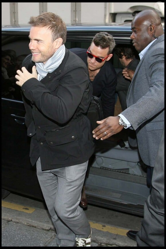 Les Take That arrivent à Paris, le 24 novembre 2010 : Gary Barlow et Robbie Williams
