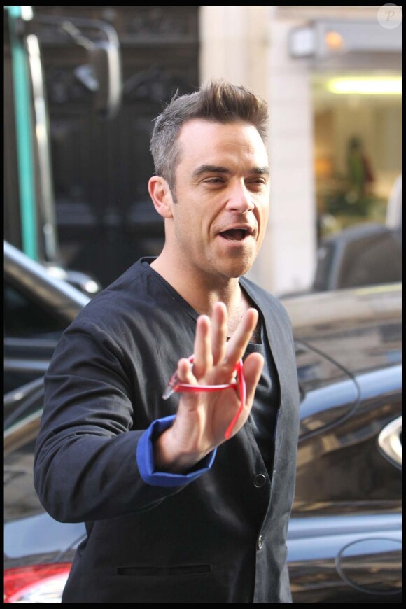 Les Take That arrivent à Paris, le 24 novembre 2010 : Robbie Williams