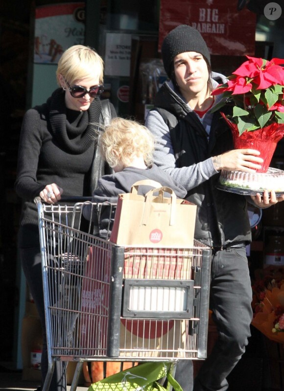 Ashlee Simpson et son époux Pete Wentz font leurs courses avec leur petit Bronx Mowgli, 2 ans, mercredi 24 novembre à Sherman Oaks.