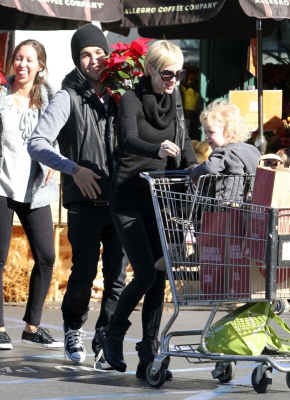Ashlee Simpson et son époux Pete Wentz font leurs courses avec leur petit Bronx Mowgli, 2 ans, mercredi 24 novembre à Sherman Oaks.