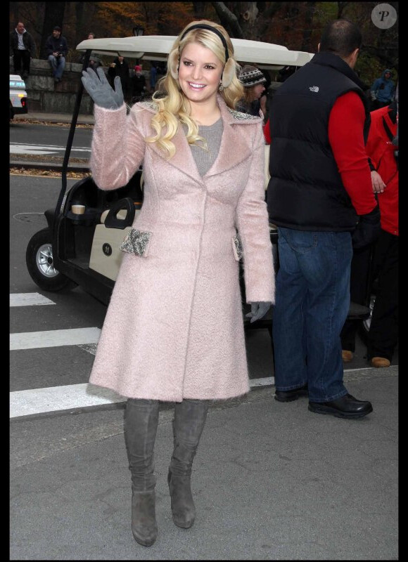 Jessica Simpson à la parade de Thanksgiving organisée par le magasin Macy's à New York le 25/11/10.