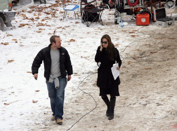 Angelina Jolie accompagnée de Brad Pitt sur le tournage de sa première réalisation en Hongrie le 9 novembre 2010