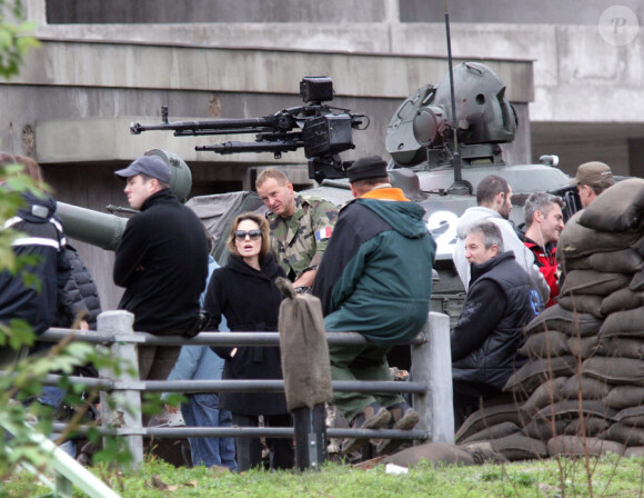 Brad Pitt observe Angelina Jolie sur le tournage de sa première réalisation en Hongrie le 10 novembre