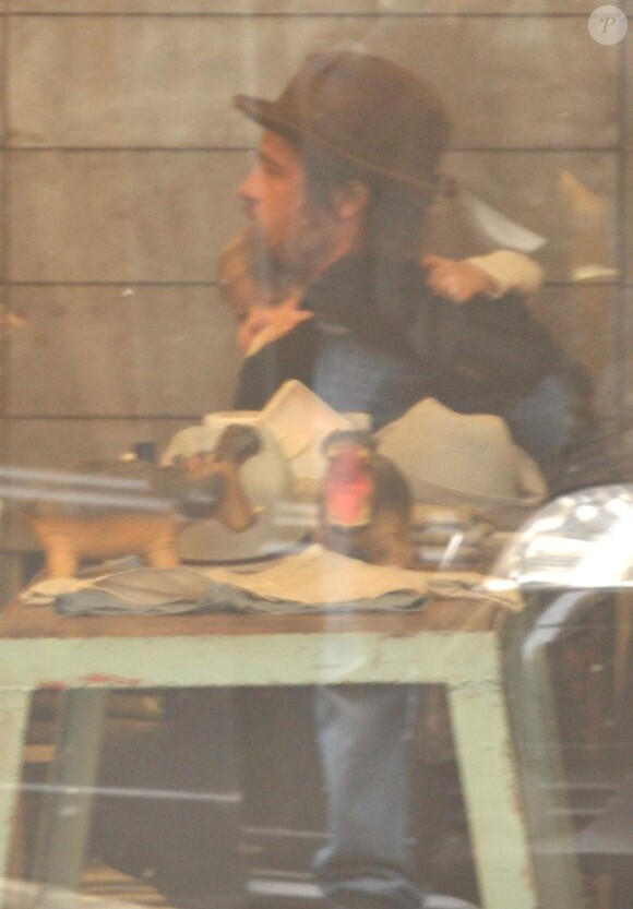 Brad Pitt, Shiloh et Zahara en février 2010 lors d'un shopping che Bonpoint à Paris