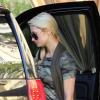Paris Hilton sort de son hôtel de Los Angeles, samedi 27 novembre. Elle est suivie par son actuel petit ami, Cy Waits.
