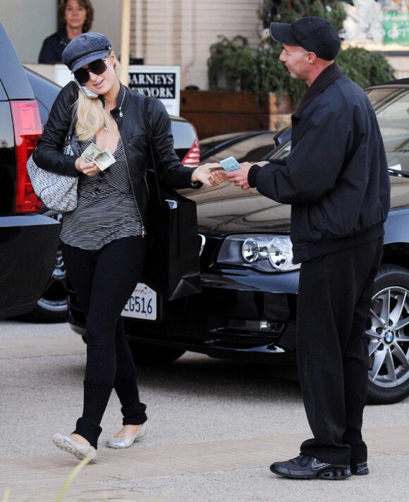 Paris Hilton s'offre une séance de shopping en solitaire, à Los Angeles, samedi 27 novembre.