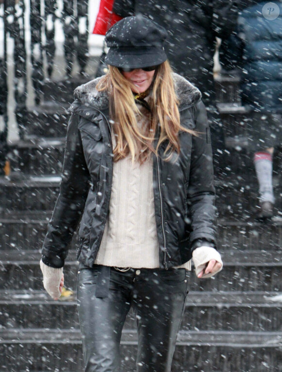 Elle Macpherson sous la neige à Londres, le 30 novembre 2010.