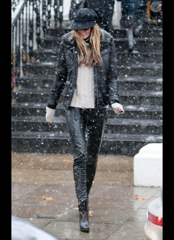 Elle Macpherson sous la neige à Londres, le 30 novembre 2010.