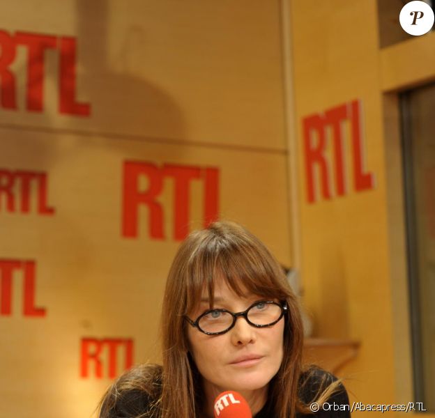 Carla Bruni, invitée de la matinale de RTL pour une interview dans le cadre de la journée mondiale de lutte contre le Sida le 1er décembre 2010