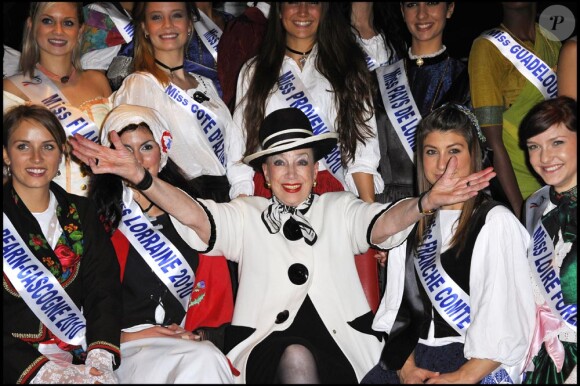 Geneviève de Fontenay et ses 25 Miss en tenue régionale le 3 décembre 2010.