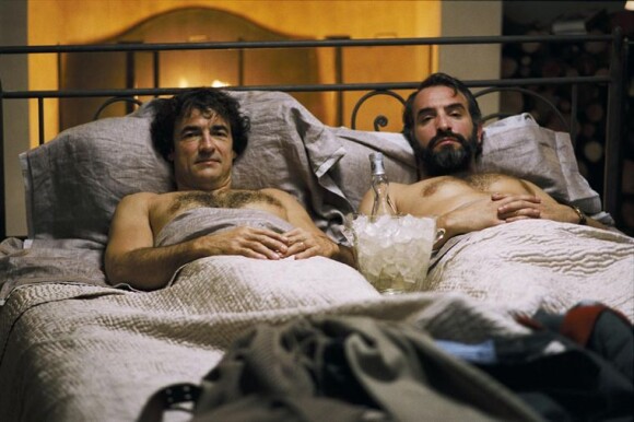 Jean Dujardin et Albert Dupontel dans Le Bruit des glaçons de Bertrand Blier, sortie en salles le 25 Aout 2010.