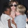 Angelina Jolie entourée de ses filles et de ses garçons 