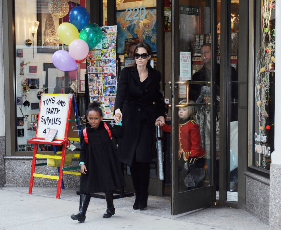 Angelina Jolie entourée de Shiloh, Pax, Maddox et Zahara à New York le 7 décembre 2010 lors d'une séance shopping