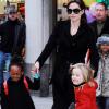 Angelina Jolie entourée de Shiloh, Pax, Maddox et Zahara à New York le 7 décembre 2010 lors d'une séance shopping