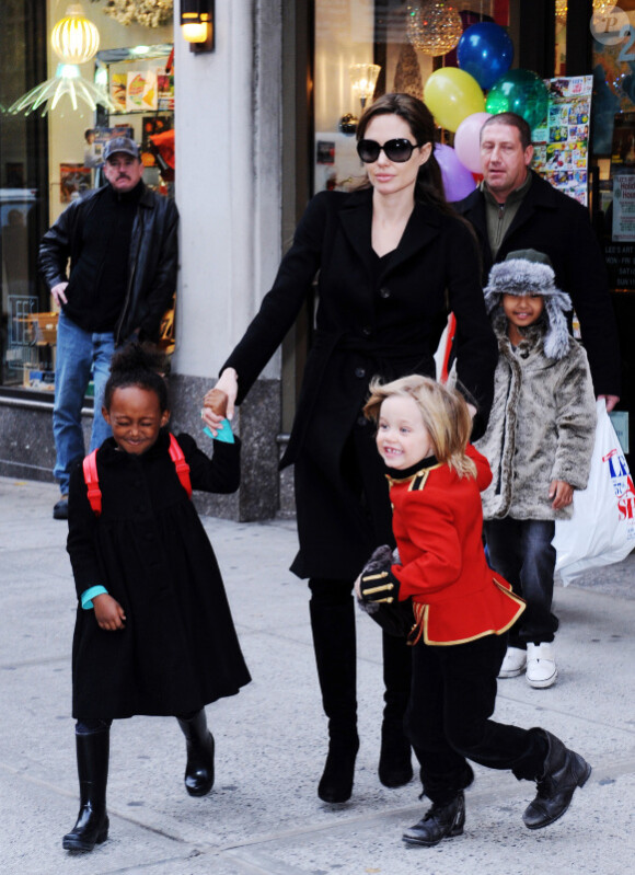 Angelina Jolie entourée de Shiloh, Pax, Maddox et Zahara à New York le 7 décembre 2010 lors d'une séance shopping