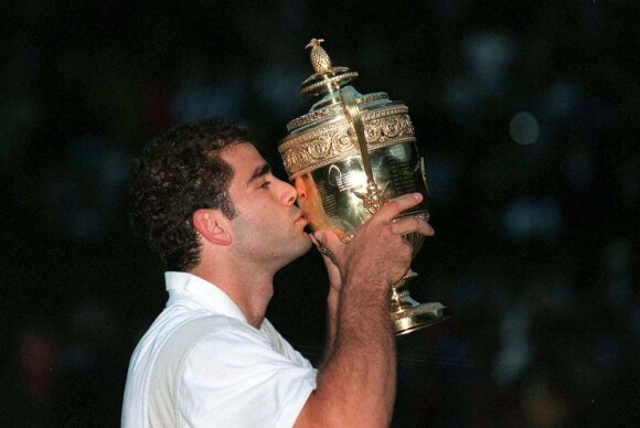 Pete Sampras embrasse son trophée du Grand Chelem de Wimbledon, 2000