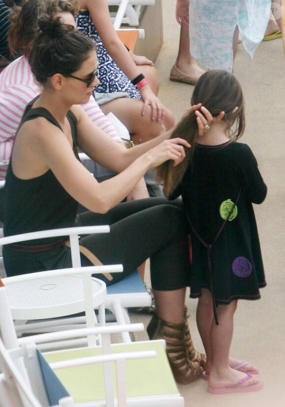 Katie Holmes sur le tournage de Jack and Jill, situé sur un paquebot de croisière en Floride, le 21 novembre 2010. Sa fille Suri l'accompagne
