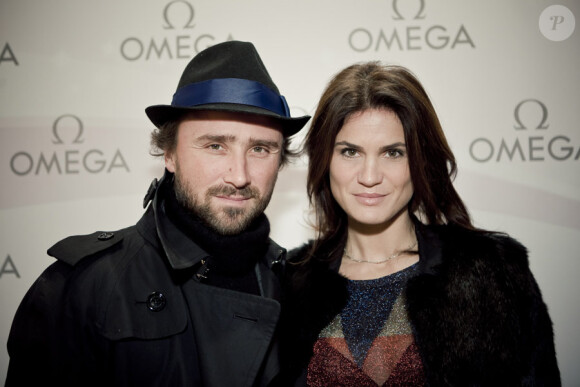 Alexandre Brasseur et sa femme Juliette lors de la soirée du lancement de la collection Ladymatic de la maison Omega, dans la boutique des Champs-Elysées le 7 décembre 2010