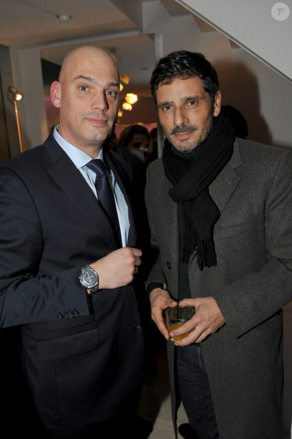 Férédic Bondoux et Pascal Elbé lors de la soirée du lancement de la collection Ladymatic de la maison Omega, dans la boutique des Champs-Elysées le 7 décembre 2010