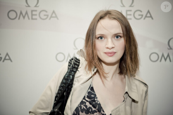 Sara Forestier lors de la soirée du lancement de la collection Ladymatic de la maison Omega, dans la boutique des Champs-Elysées le 7 décembre 2010