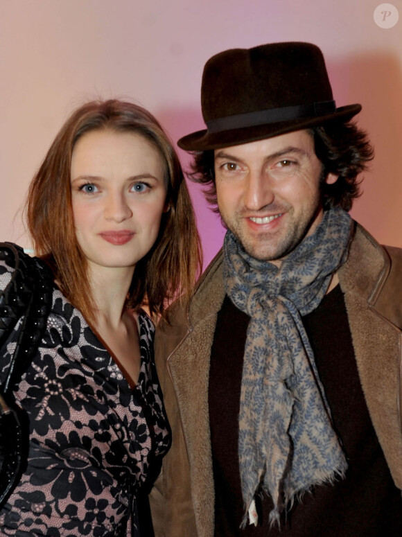Sara Forestier et Frédéric Diefenthal lors de la soirée du lancement de la collection Ladymatic de la maison Omega, dans la boutique des Champs-Elysées le 7 décembre 2010