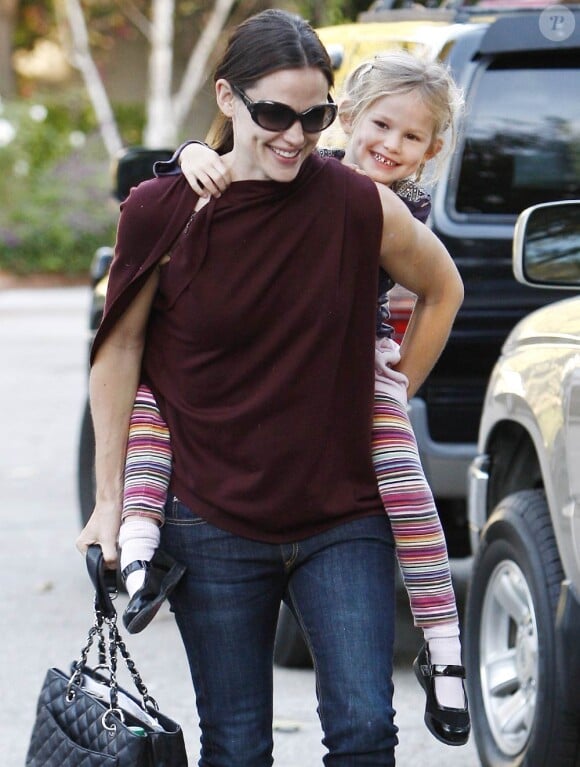 Jennifer Garner avec Violet, à Los Angeles, le 7 décembre 2010.