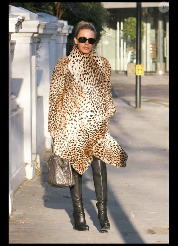 Kylie Minogue en mode animale dans les rues de Londres le 8 décembre 2010