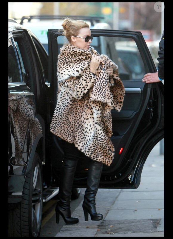 Kylie Minogue en mode animale dans les rues de Londres le 8 décembre 2010