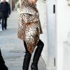 Kylie Minogue dans les rues de Londres dans un style simplement parfait le 9/12/10
