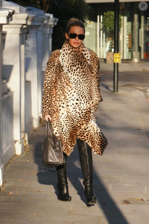 Kylie Minogue dans les rues de Londres dans un style simplement parfait le 9/12/10