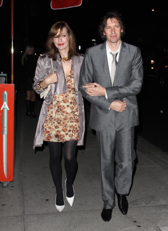 Milla Jovovich et son mari Paul W. S. Anderson sortent du restaurant BOA dans West Hollywood, le 9 décembre 2010