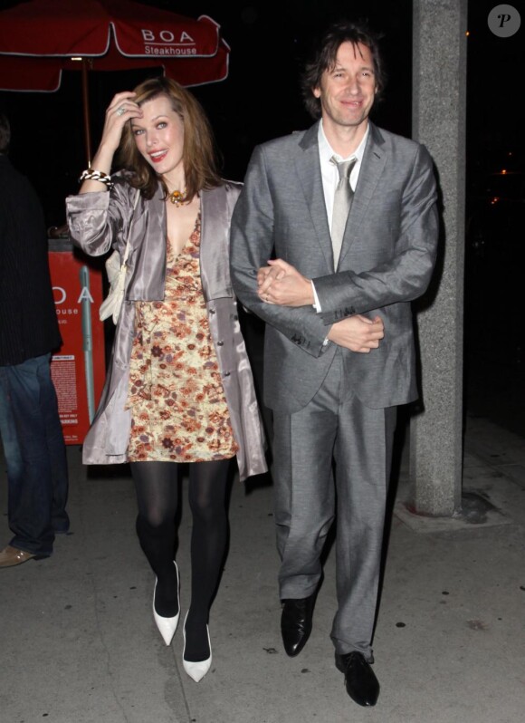 Milla Jovovich et son mari Paul W. S. Anderson sortent du restaurant BOA dans West Hollywood, le 9 décembre 2010