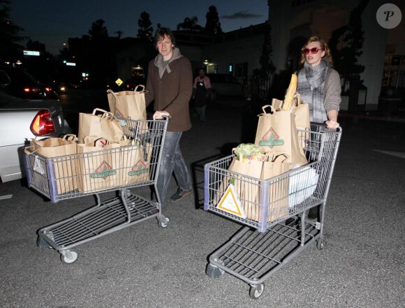 Milla Jovovich et Paul W. S. Anderson font leurs courses au marché de Bristol, à Los Angeles le 23 novembre 2010