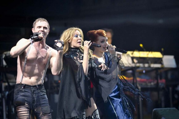 Kylie Minogue et les Scissor Sisters sur la scène de Glastonbury, le 26 juin 2010