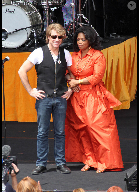 Oprah Winfrey lors de l'enregistrement de son émission en Australie le 13/12/10. Ici, avec Bon Jovi