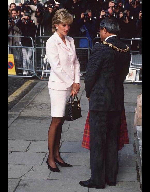 La princesse Diana à Londres avec le sac Lady Dior le 06 mars 1996.