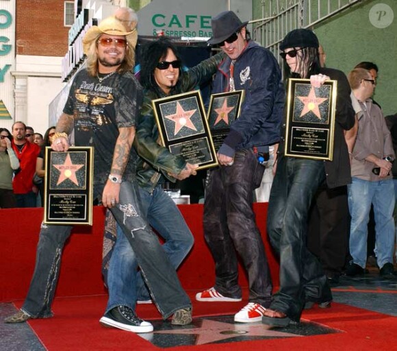 Nikki Sixx, en compagnie du groupe Mötley Crüe, pose sur le Walk of Fame de Los Angeles en janvier 2006