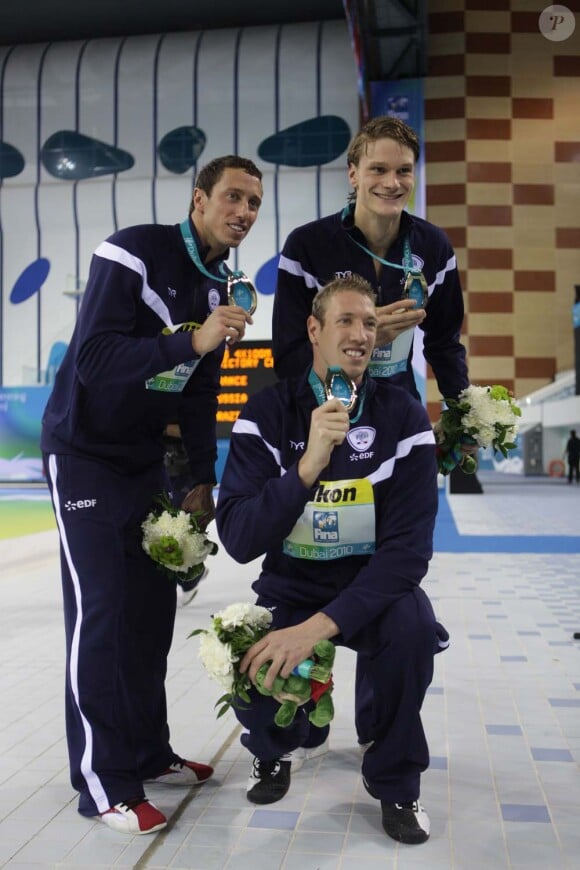 Frédérick Bousquet, Alain Bernard, Yannick Agnel et Fabien Gilot champion du monde du relais 4x100 mètres, le 15 décembre 2010 à Dubaï.
