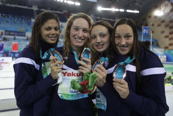 la médaille de bronze pour les filles - Camille Muffat, Coralie Balmy (compagne d'Alain Bernard), Mylène Lazare et Ophélie-Cyrielle Etienne - en finale du 4x200 mètres, le 15 décembre 2010 à Dubaï.