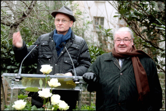 Christophe Girard et Daniel Vaillant lors de l'inauguration du jardin Frédéric Dard le 16 décembre 2010 sur la Butte Montmartre à Paris