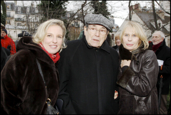 Joséphine Dard, Robert Hossein et Candice Patou lors de l'inauguration du jardin Frédéric Dard le 16 décembre 2010 sur la Butte Montmartre à Paris