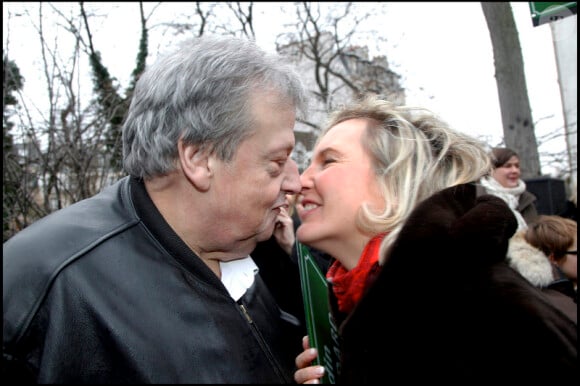 Guy Carlier et Joséphine Dard lors de l'inauguration du jardin Frédéric Dard le 16 décembre 2010 sur la Butte Montmartre à Paris