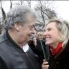 Guy Carlier et Joséphine Dard lors de l'inauguration du jardin Frédéric Dard le 16 décembre 2010 sur la Butte Montmartre à Paris