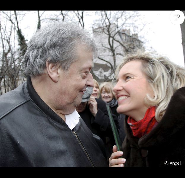 Guy Carlier et Joséphine Dard lors de l'inauguration du jardin Frédéric Dard le 16 décembre 2010 sur la Butte Montmartre à Paris