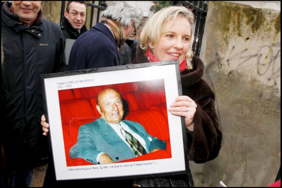 Joséphine Dard portant un portrait de son père lors de l'inauguration du jardin Frédéric Dard le 16 décembre 2010 sur la Butte Montmartre à Paris