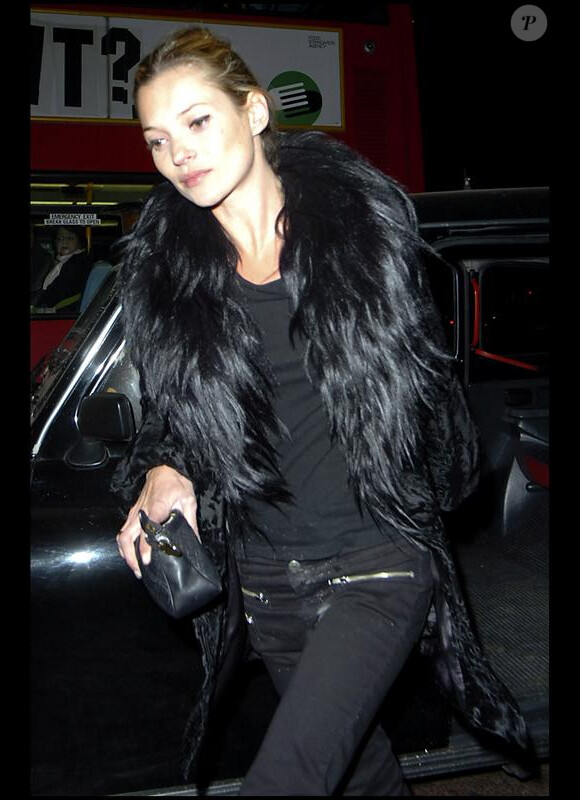 Kate Moss n'hésite pas à s'afficher avec son manteau de fourrure à Londres en avril 2007.