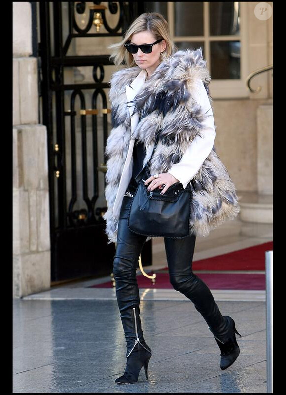 Kate Moss n'hésite pas à s'afficher avec son manteau de fourrure en avril 2010.