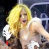 Lady Gaga se produit sur la scène de l'O2 Arena, à Londres, jeudi 16 décembre 2010.